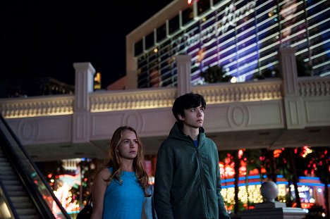 Britt Robertson, Asa Butterfield - The Space Between Us - Photos