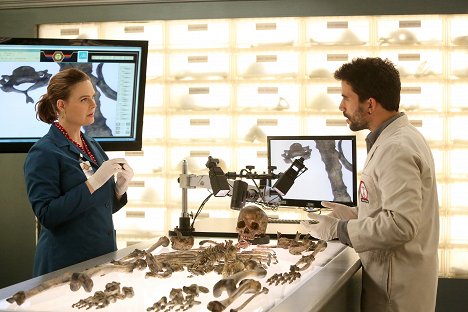 Emily Deschanel, Ignacio Serricchio - Dr. Csont - Barátok bajban - Filmfotók