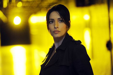 Sarah Shahi - Lovci zločinců - Jestli-pak-jinak - Z filmu