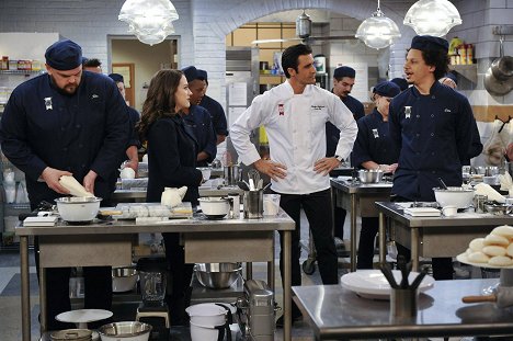 Patrick Cox, Kat Dennings, Gilles Marini, Eric André - 2 Broke Girls - And the First Day of School - De la película