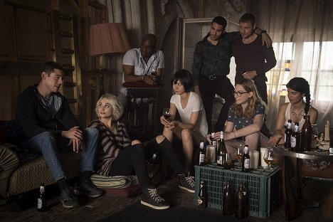 Brian J. Smith, Tuppence Middleton, Toby Onwumere, Du-na Bae, Miguel Ángel Silvestre, Max Riemelt, Jamie Clayton, Tina Desai - Osmý smysl - Obligate Mutualisms - Z filmu