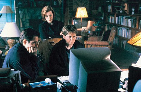 David Duchovny, Gillian Anderson, Melinda Culea - The X-Files - Alpha - Van film