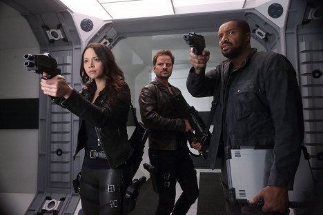 Melissa O'Neil, Anthony Lemke, Roger Cross - Dark Matter - It Doesn’t Have to Be Like This - Z filmu