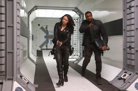 Melissa O'Neil, Roger Cross - Dark Matter - It Doesn’t Have to Be Like This - Van film