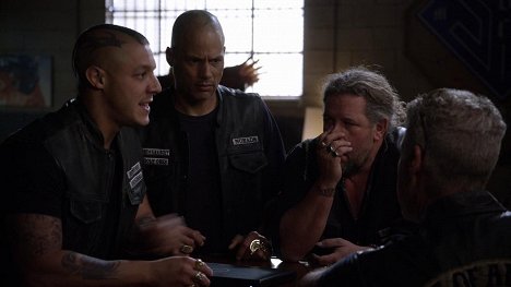 Theo Rossi, David Labrava, Mark Boone Junior - Zákon gangu - Spadla klec - Z filmu