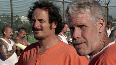 Kim Coates, Ron Perlman - Sons of Anarchy - Des lions en cages - Film