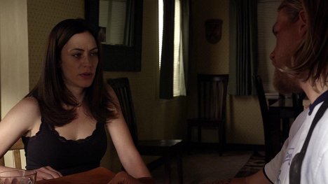 Maggie Siff - Zákon gangu - Rodinná večeře - Z filmu