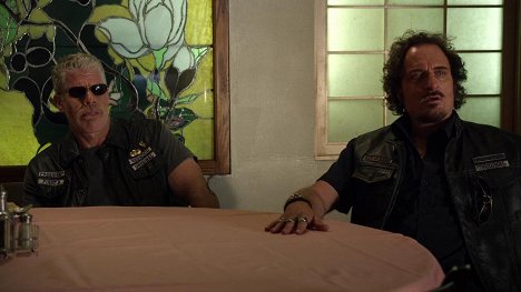 Ron Perlman, Kim Coates - Sons of Anarchy - Potlatch - Photos