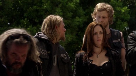 Charlie Hunnam, Maggie Siff, Johnny Lewis - Sons of Anarchy - Unruhen - Filmfotos