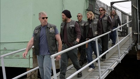 Ron Perlman, Ryan Hurst, Theo Rossi, Charlie Hunnam, Tommy Flanagan, Mark Boone Junior - Sons of Anarchy - So - Photos