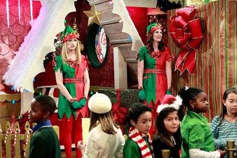 Beth Behrs, Katierose Donohue - 2 Broke Girls - And The Very Christmas Thanksgiving - Van film
