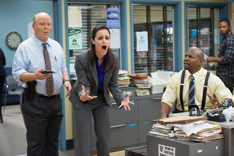 Dirk Blocker, Melissa Fumero, Terry Crews - Brooklyn Nine-Nine - Fancy Brudgom - Photos