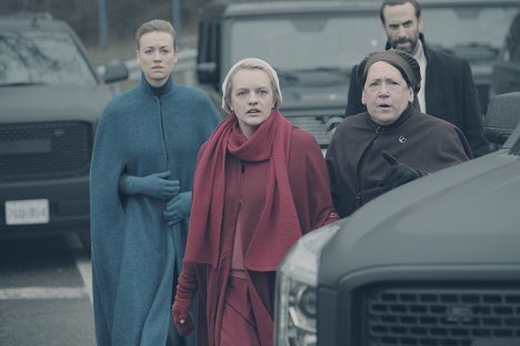 Yvonne Strahovski, Elisabeth Moss, Ann Dowd, Joseph Fiennes - The Handmaid's Tale - Erhebung, Blut und Gottes Gabe - Filmfotos