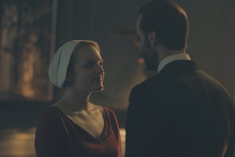 Elisabeth Moss, Joseph Fiennes - The Handmaid's Tale - The Bridge - Photos