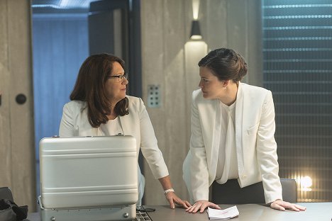 Ann Dowd, Liv Tyler - The Leftovers - The Most Powerful Man in the World (and His Identical Twin Brother) - Photos