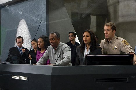 Neil Grayston, Erica Cerra, Tembi Locke, Joe Morton, Salli Richardson-Whitfield, Colin Ferguson - EUReKA - Die geheime Stadt - Ein kleiner Schritt - Filmfotos