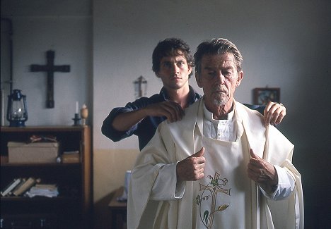 Hugh Dancy, John Hurt - Shooting Dogs - Filmfotos