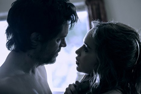 Johnny Knoxville, Emilia Clarke - Above Suspicion - Film