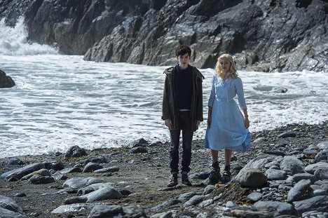 Asa Butterfield, Ella Purnell - Miss Peregrine's Home for Peculiar Children - Photos