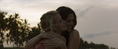 Claire Holt, Mandy Moore - 47 Meters Down - Photos