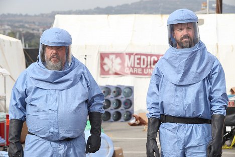 Mark Boone Junior, Jason Sudeikis - The Last Man on Earth - Pilkkopimeää - Kuvat elokuvasta