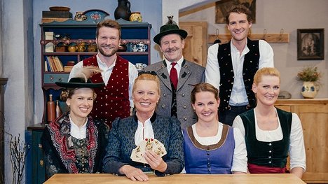 Simona Mai, Tom Mandl, Mona Freiberg, Rupert Pointvogl, Nicola Pendelin, Kristina Helfrich - Chiemgauer Volkstheater - Der Kartlbauer - Promokuvat