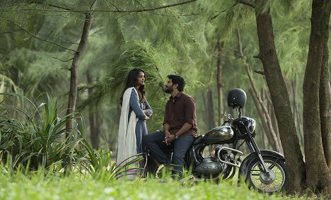 Karthika Muraleedharan, Dulquer Salmaan - CIA: Comrade in America - Van film