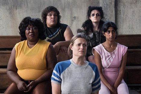 Kia Stevens, Britney Young, Gayle Rankin, Marianna Palka, Sunita Mani - GLOW - Incline-toi. Soumets-toi. - Film