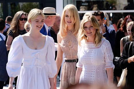 Cannes Photocall on Wednesday, May 24, 2017 - Elle Fanning, Nicole Kidman, Kirsten Dunst - Oklamaný - Z akcí