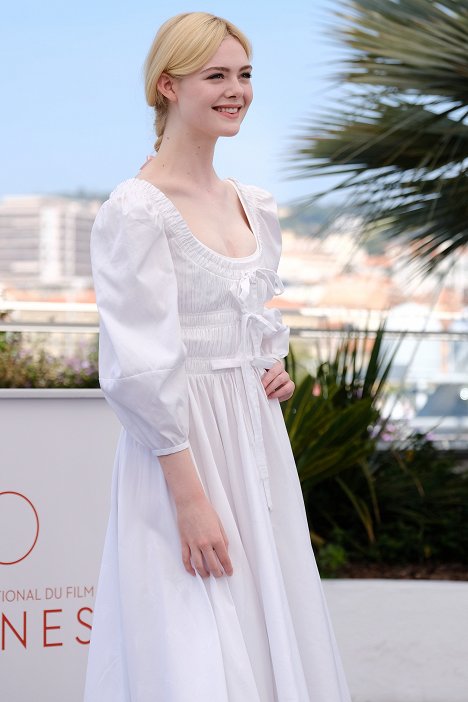 Cannes Photocall on Wednesday, May 24, 2017 - Elle Fanning - Oklamaný - Z akcií