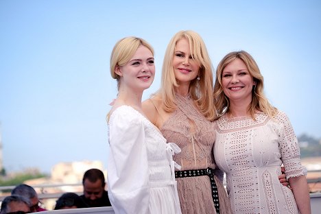 Cannes Photocall on Wednesday, May 24, 2017 - Elle Fanning, Nicole Kidman, Kirsten Dunst - Oklamaný - Z akcí