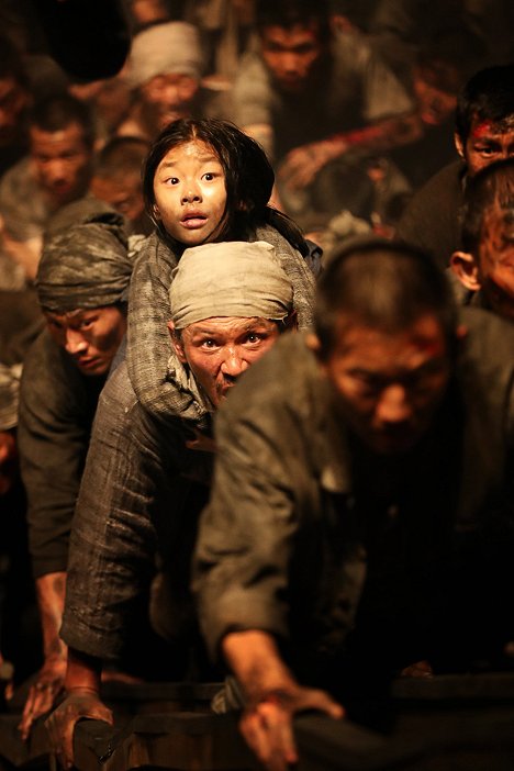 Su-an Kim, Jeong-min Hwang - The Battleship Island - Filmfotos