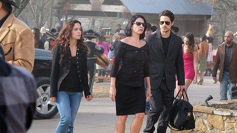 Alice Braga, Veronica Falcón, Peter Gadiot - A Rainha do Sul - Deus e o diabo - De filmes