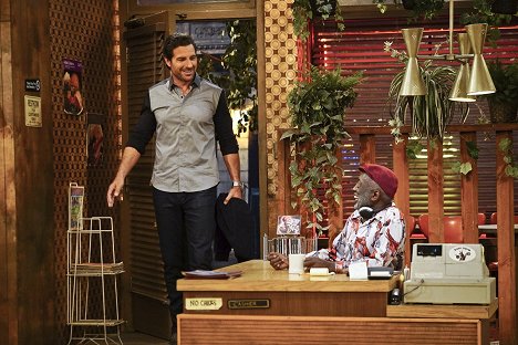 Ed Quinn, Garrett Morris - 2 Broke Girls - And the Attack of the Killer Apartment - Photos