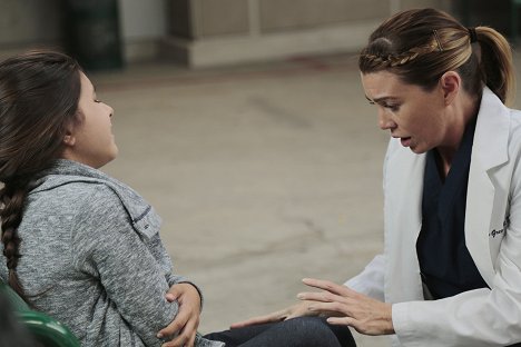 Sara Rowe, Ellen Pompeo - Grey's Anatomy - Only Mama Knows - Photos