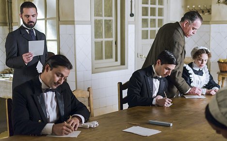 Pedro Alonso, Miguel Mota, Marian Arahuetes - Grand Hôtel - Le Village englouti - Film