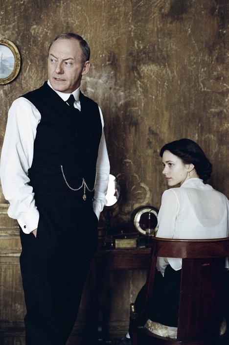 Liam Cunningham, Stacy Martin - The Childhood of a Leader - Van film