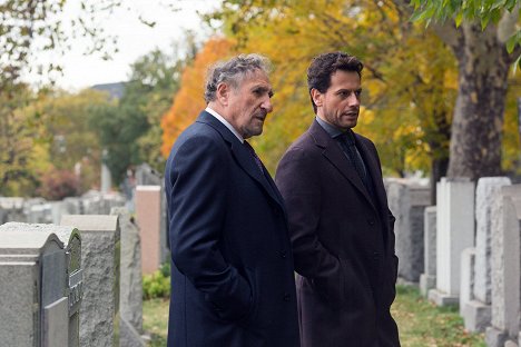 Judd Hirsch, Ioan Gruffudd - Forever - The Man in the Killer Suit - De la película