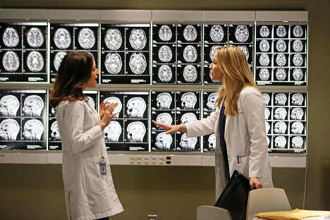 Caterina Scorsone, Jessica Capshaw - Grey's Anatomy - Risk - Photos