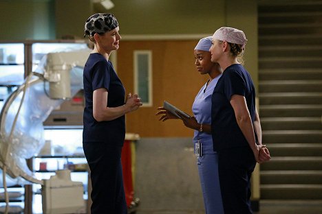 Geena Davis, Jerrika Hinton, Jessica Capshaw - Grey's Anatomy - Risk - Photos