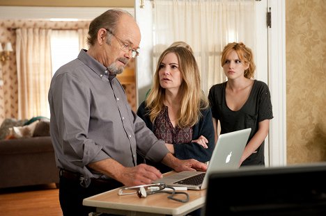 Kurtwood Smith, Jennifer Jason Leigh, Bella Thorne - Amityville: El despertar - De la película