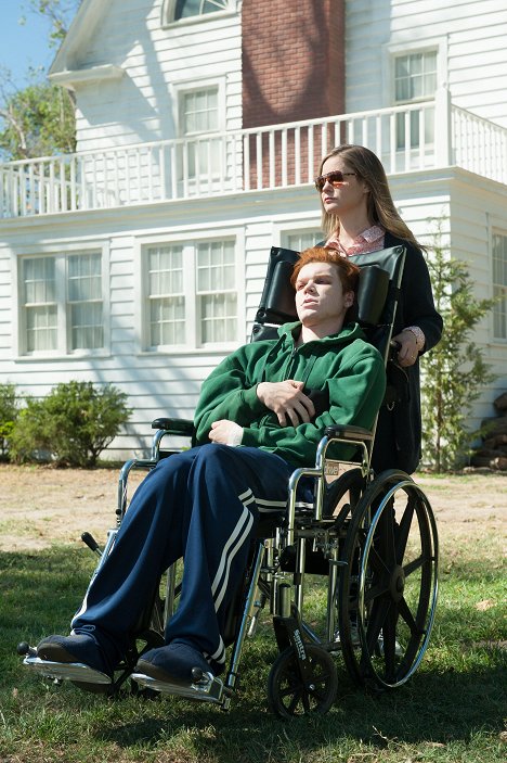 Cameron Monaghan, Jennifer Jason Leigh - Amityville: Probuzení - Z filmu