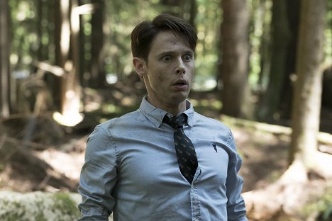 Samuel Barnett - Dirk Gently's Holistic Detective Agency - Very Erectus - Z filmu