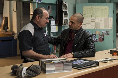 Juan Carlos Cantu, Michael Mando - Better Call Saul - Laterne - Filmfotos