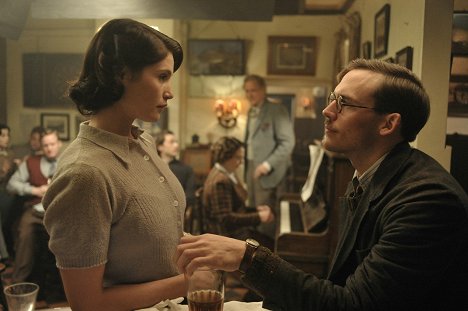 Gemma Arterton, Sam Claflin - Their Finest - Van film