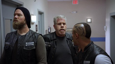 Ryan Hurst, Ron Perlman - Sons of Anarchy - Oiled - Photos