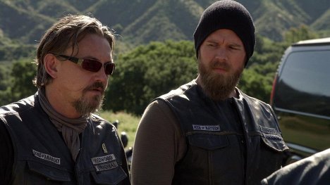 Tommy Flanagan, Ryan Hurst - Sons of Anarchy - Oiled - Photos