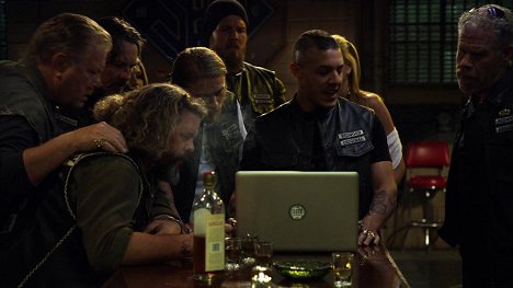 William Lucking, Tommy Flanagan, Mark Boone Junior, Charlie Hunnam, Ryan Hurst, Theo Rossi, Ron Perlman - Sons of Anarchy - Caregiver - Photos