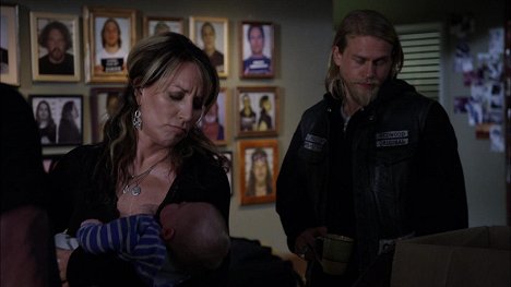 Katey Sagal, Charlie Hunnam - Hijos de la anarquía - June Wedding - De la película