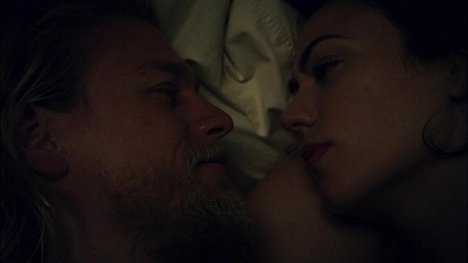 Charlie Hunnam, Maggie Siff - Sons of Anarchy - NS - Filmfotos